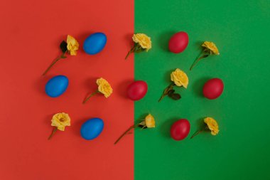 Sarı çiçekli boyalı yumurta 