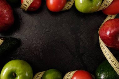 Sağlıklı gıda. Sebze ve meyve. Siyah bir arka plan üzerinde. Üstten görünüm. Kopya alanı