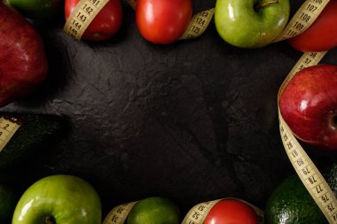 Sağlıklı gıda. Sebze ve meyve. Siyah bir arka plan üzerinde. Üstten görünüm. Kopya alanı