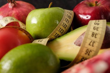 Sağlıklı gıda diyet meyve ve sebze ile dokunun ölçme için