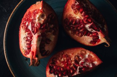 Nar karanlık bir tabağa kesti. Üstten görünüm