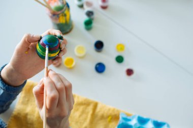 kız Paskalya için yumurta boyaları