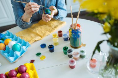 kız Paskalya için yumurta boyaları