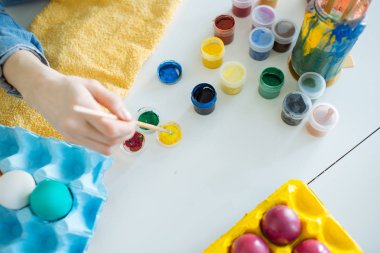 kız Paskalya için yumurta boyaları