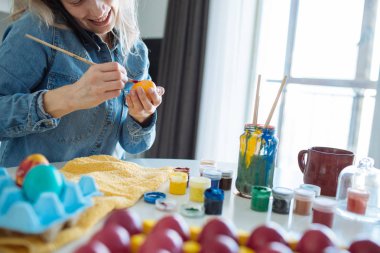 kız Paskalya için yumurta boyaları