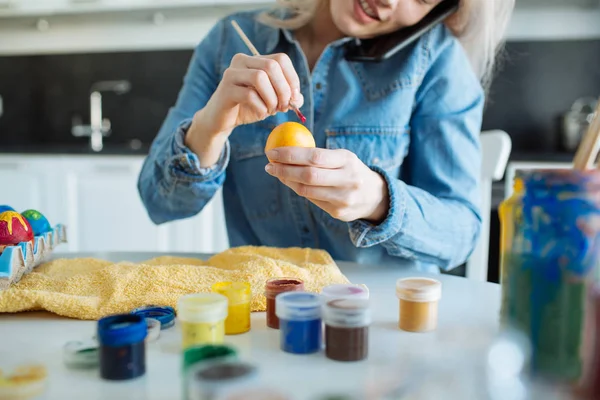 Chica Pinta Huevos Para Pascua —  Fotos de Stock