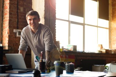 Modern ofis işleri bilgisayarda bir erkekte