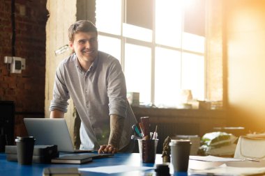 Modern ofis işleri bilgisayarda bir erkekte