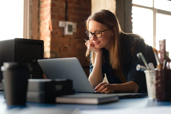 Bir Kız Bir Bilgisayar Modern Bir Ofiste Çalışıyor — Stok fotoğraf