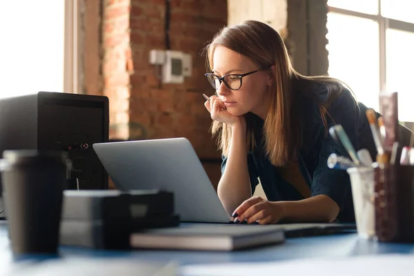 Bir Kız Bir Bilgisayar Modern Bir Ofiste Çalışıyor — Stok fotoğraf