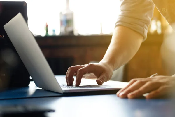 Manos Masculinas Trabajando Una Computadora Sobre Una Mesa Azul Sobre — Foto de Stock