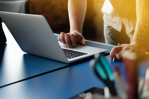 Manos Masculinas Trabajando Una Computadora Sobre Una Mesa Azul Sobre — Foto de Stock