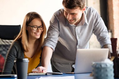 Erkek ve kadın modern bir büroda çalışıyorum. Proje Discussio