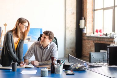 Erkek ve kadın modern bir büroda çalışıyorum. Proje Discussio