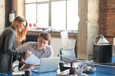 Erkek ve kadın modern bir büroda çalışıyorum. Proje Discussio