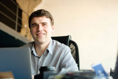 Modern ofis işleri bilgisayarda bir erkekte