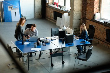 Erkek ve kadın modern bir büroda çalışıyorum. Proje Discussio