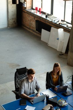 Erkek ve kadın modern bir büroda çalışıyorum. Proje Discussio