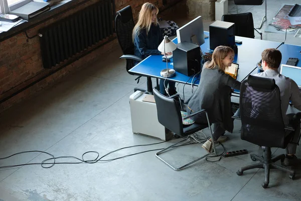 Erkek Kadın Modern Bir Büroda Çalışıyorum Proje Discussio — Stok fotoğraf