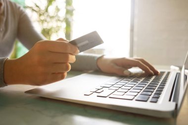 Kız bir kredi kartı ile online alışveriş yapar