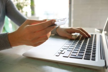 Kız bir kredi kartı ile online alışveriş yapar