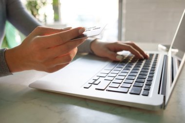 Kız bir kredi kartı ile online alışveriş yapar