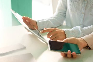 Kız ekran tablet, kız ile belgili tanımlık telefon parmak dokunuyor