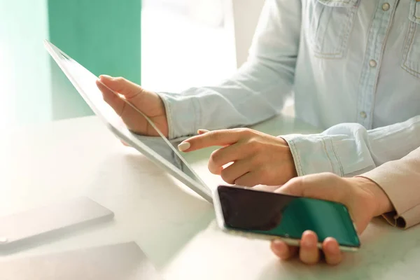 Flickan Berör Fingret Skärmen Tabletten Flickan Med Telefonen — Stockfoto