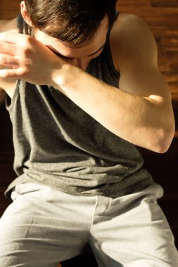 Ev egzersizleri yapıyor yakışıklı bir adam portresi