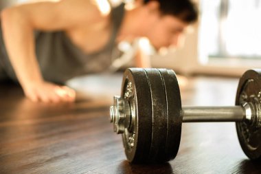 Geliştirme ve fitness eğitim kavramı. Özveri, motivasyon ve ilerleme