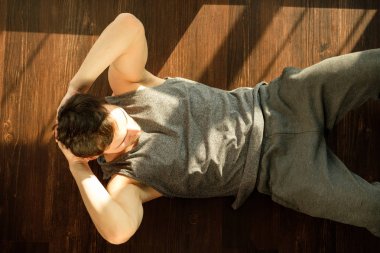 Karın egzersizleri evde yapan yakışıklı erkek