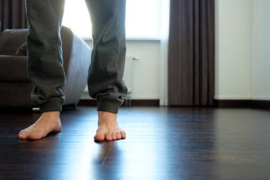 Evde egzersiz yapan bir erkek. Sağlıklı yaşam concep