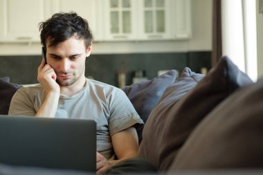 Evde telefonda konuşan adam