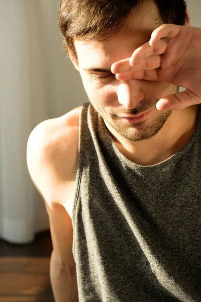 Retrato Hombre Guapo Haciendo Ejercicios Casa — Foto de Stock