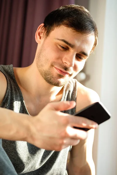 Joven Hombre Guapo Usando Teléfono Mientras Hace Ejercicio Gimnasio Chico — Foto de Stock