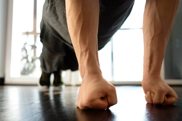 Homem Bonito Fazendo Exercícios Prancha Contra Janela Uma Casa — Fotografia de Stock