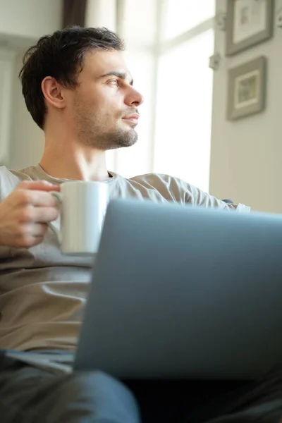 Millennial Hombre Acostado Sofá Con Ordenador Portátil Pasar Tiempo Para — Foto de Stock