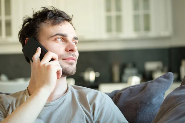 Hombre Hablando Por Teléfono Casa — Foto de Stock