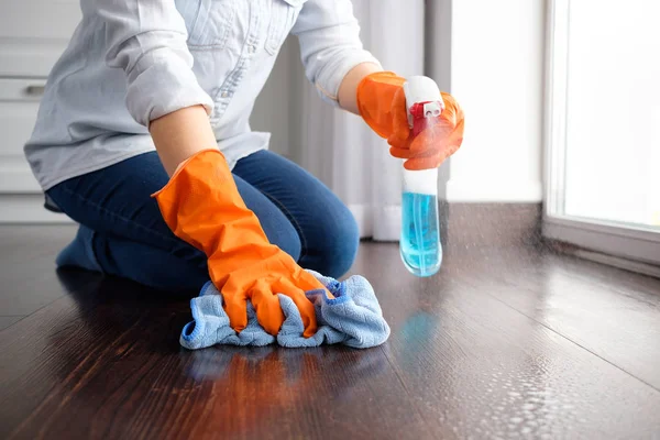 Gadis Itu Mencuci Lantai Rumah — Stok Foto