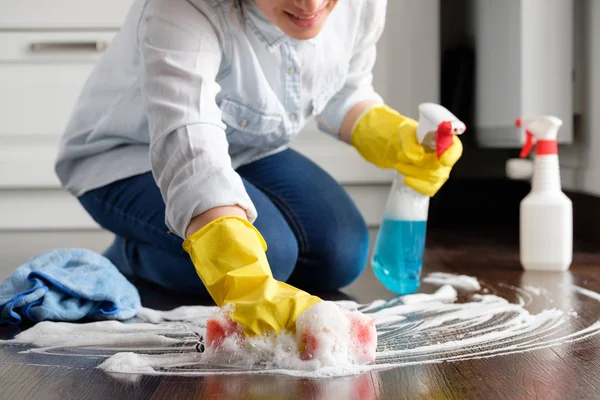 Κορίτσι Πλένει Πάτωμα Στο Σπίτι — Φωτογραφία Αρχείου