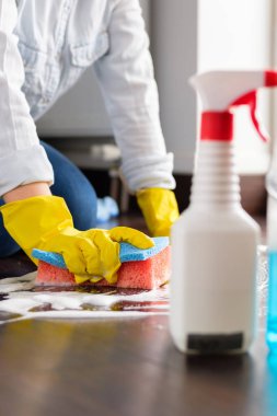 Kız evde yere yıkar