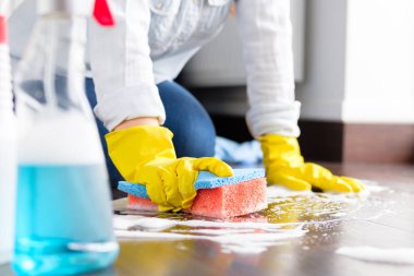 Kız evde yere yıkar