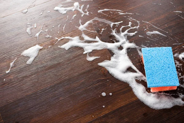 Esponja Azul Sobre Suelo Madera Jabonoso — Foto de Stock