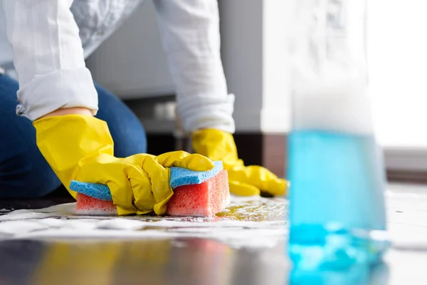 Girl Washes Floor Home — Stock Photo, Image