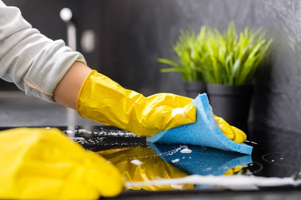 Chica Lava Estufa Con Una Esponja Azul Guantes Amarillos — Foto de Stock