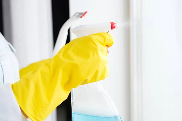 Κορίτσι Πλένει Παράθυρο Στο Σπίτι — Φωτογραφία Αρχείου