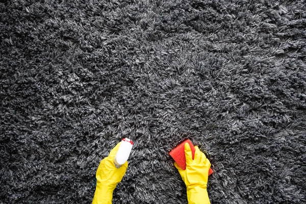 Girl Cleans Carpet Yellow Gloves Orange Sponge View — Stock Photo, Image