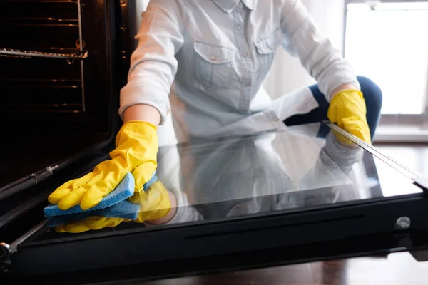 Girl Washes Oven — Stock Photo, Image