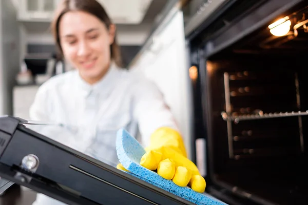 Girl Washes Oven — Stock Photo, Image