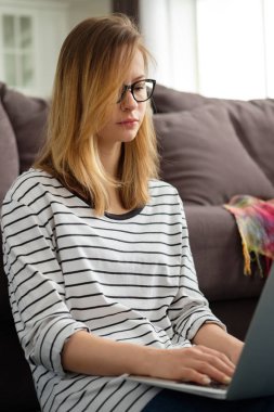 Kız evde bilgisayarda çalışıyor 